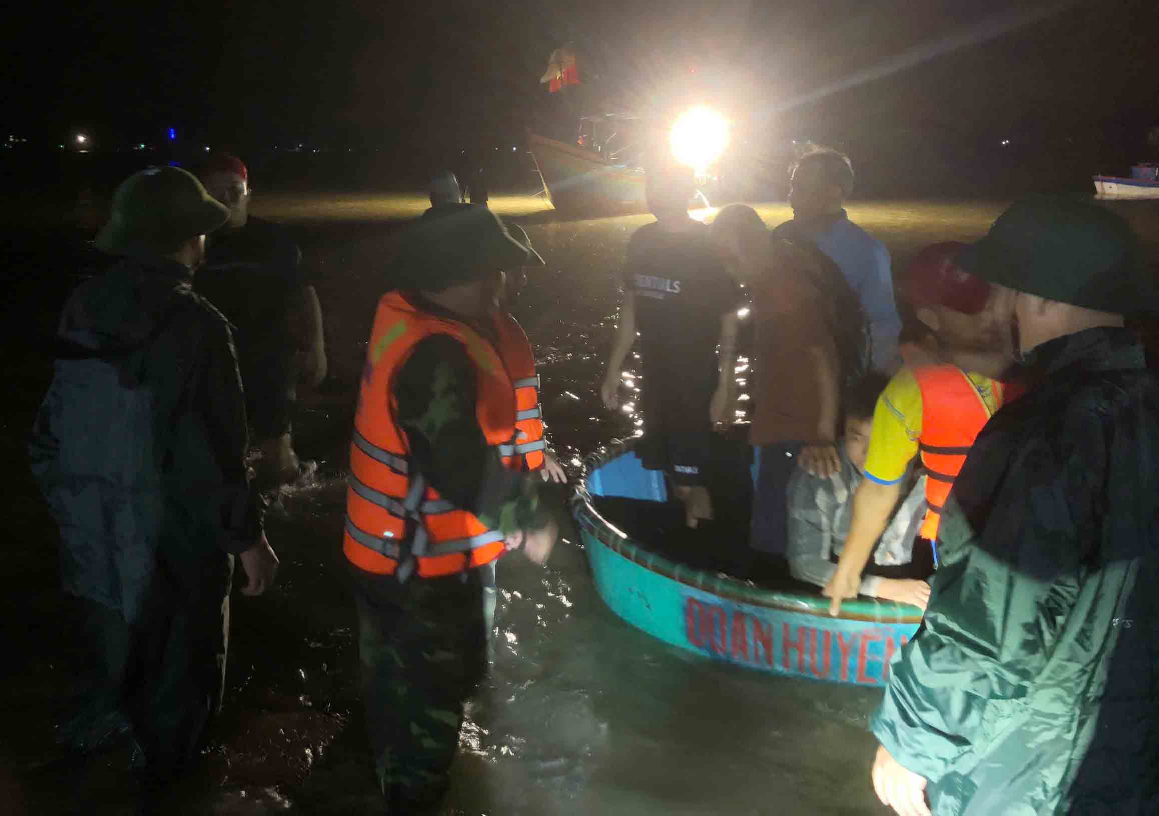 Rescue forces brought tourists on a tourist boat that sank in the waters of the Philippine Sea to shore. Photo: Thanh Tuan.