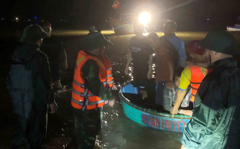 Rescue forces brought tourists on a tourist boat that sank in the waters of the Philippine Sea to shore. Photo: Thanh Tuan.