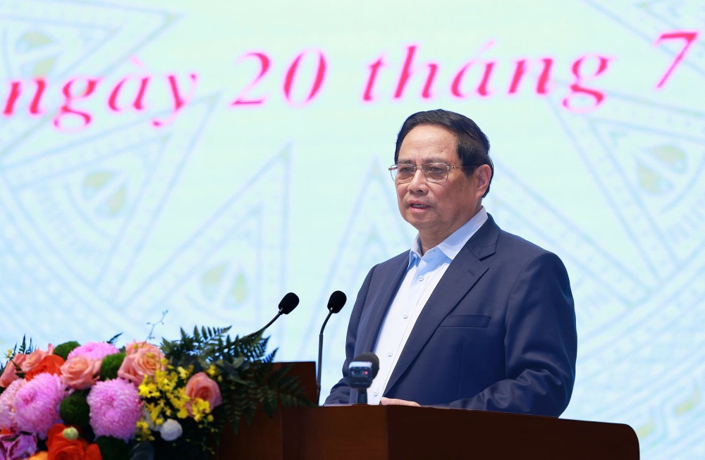 Le membre du Bureau politique et Premier ministre Pham Minh Chinh demande la synchronisation des donnees des ordonnances pour que les gens puissent recevoir des medicaments a domicile. Photo : Nhat Bac