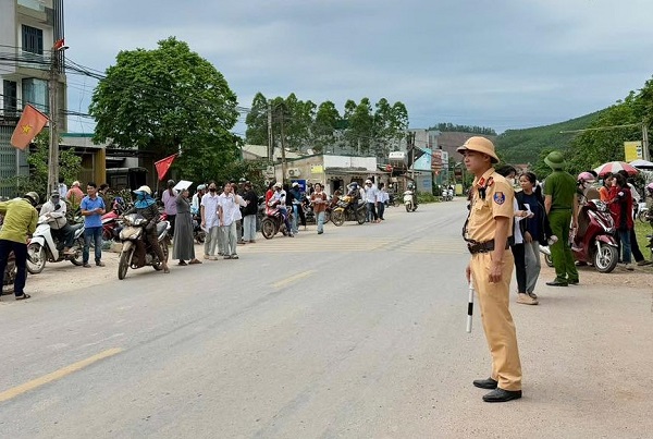 La policia de trafico requiere que las personas cumplan con el trafico para evitar sanciones en frio. Foto: Policia de Bac Ninh