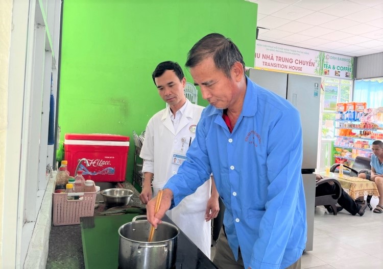 Benh nhan duoc bac si huong dan tu thuc hien cac sinh hoat nhu nau an, htay quan ao, tam rua... Anh: Song Han