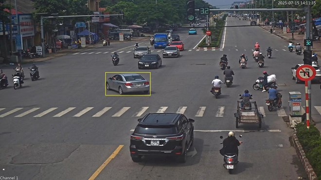 Thêm nhiều chủ xe bị phạt nguội lỗi đè vạch, rẽ trái sai quy định