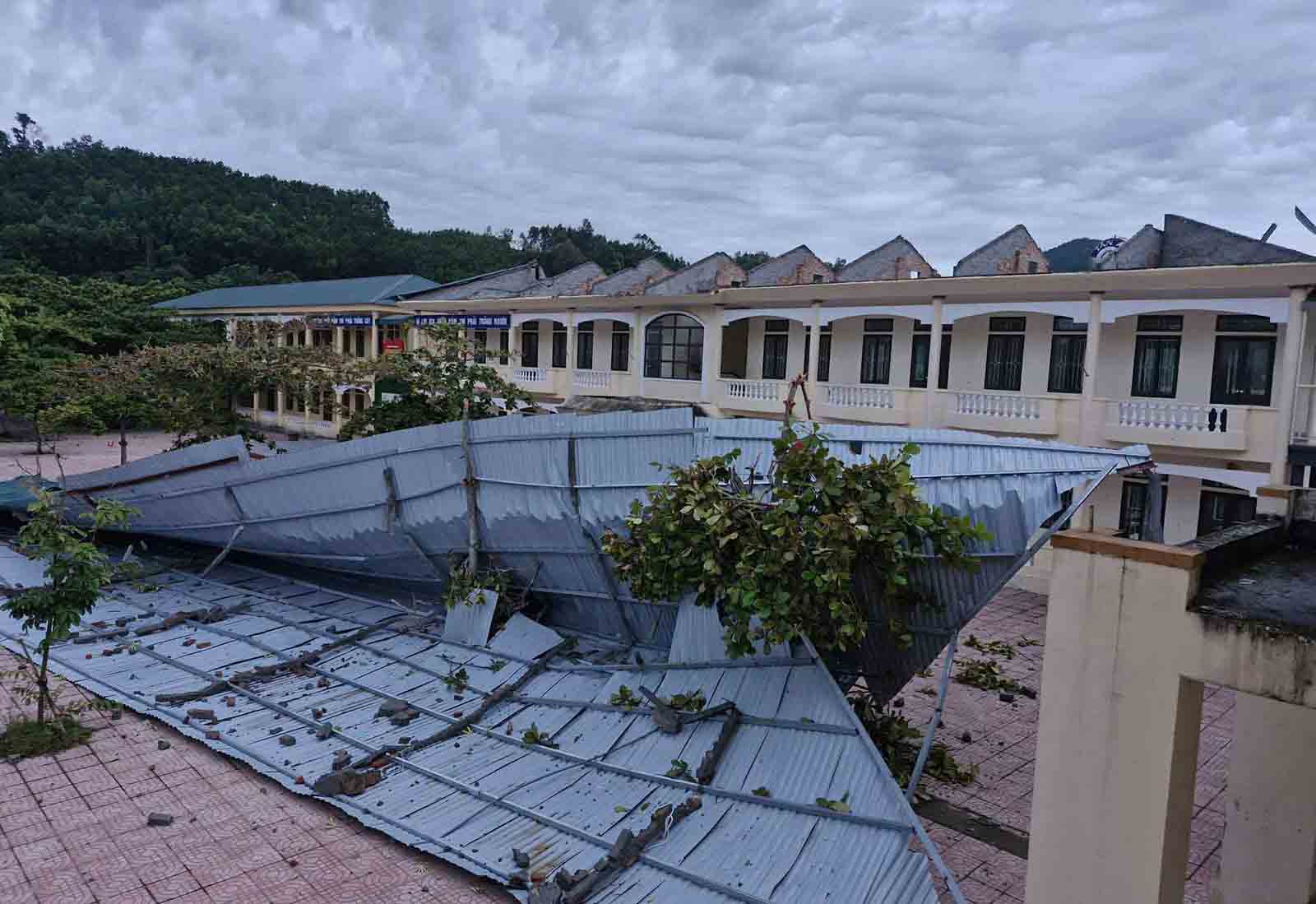 Hai Thuong Lan Ong Secondary School's roof was blown off by a thunderstorm on the evening of July 19. Photo: Ho Thang.
