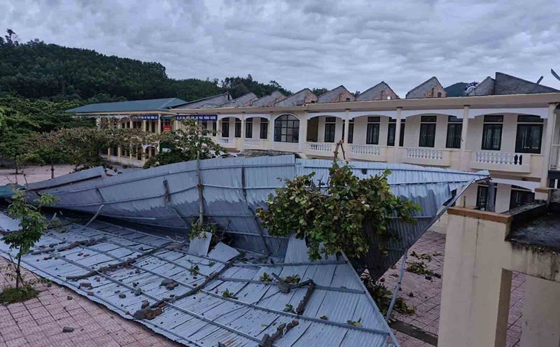 Hai Thuong Lan Ong Secondary School's roof was blown off by a thunderstorm on the evening of July 19. Photo: Ho Thang.