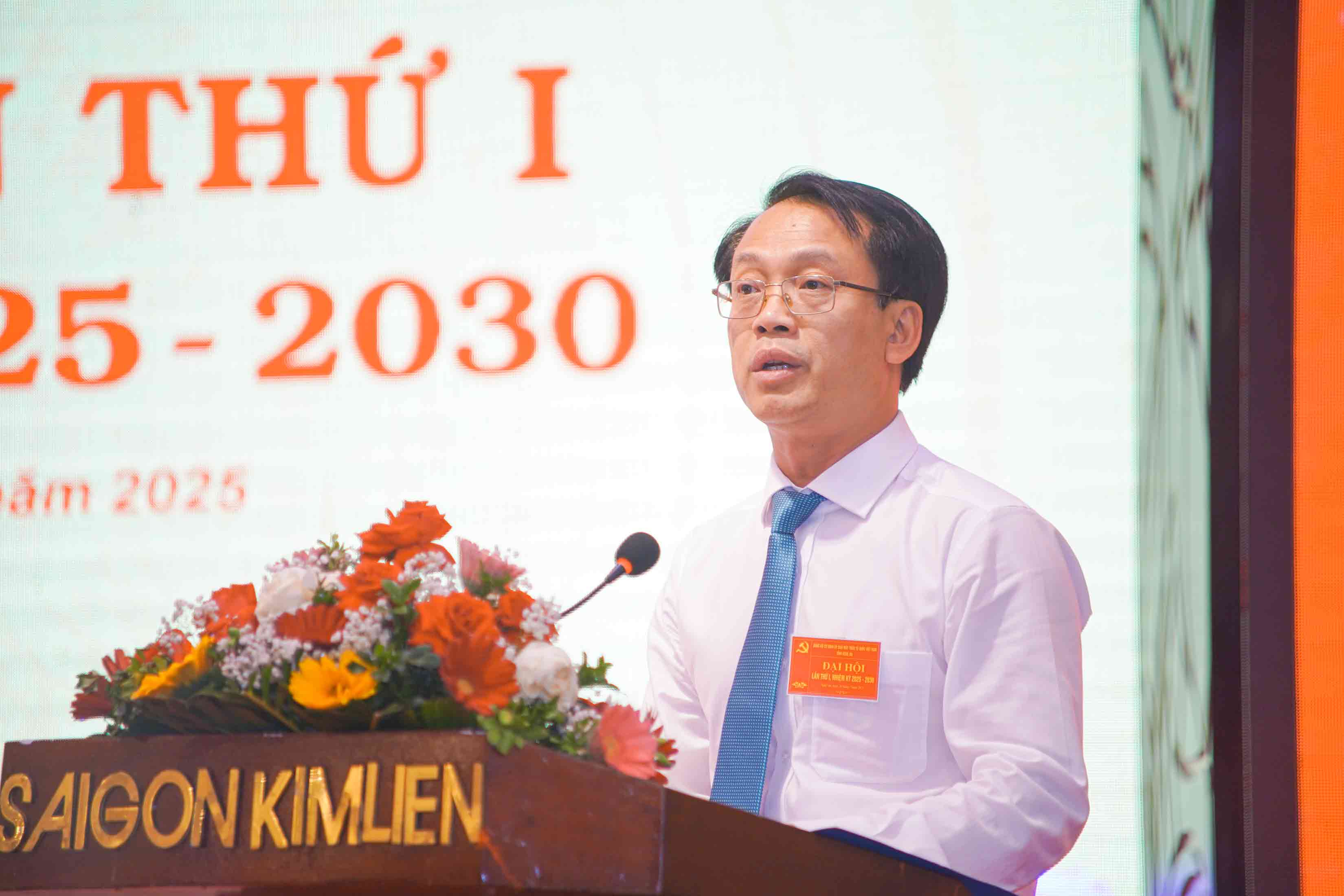 Ong Nguyen Chi Cong - Pho Chu tich Lien doan Lao dong tinh - Bi thu Chi bo Ban Cong tac cong doan phat bieu tham luan tai hoi nghi. Anh: Duy Chuong