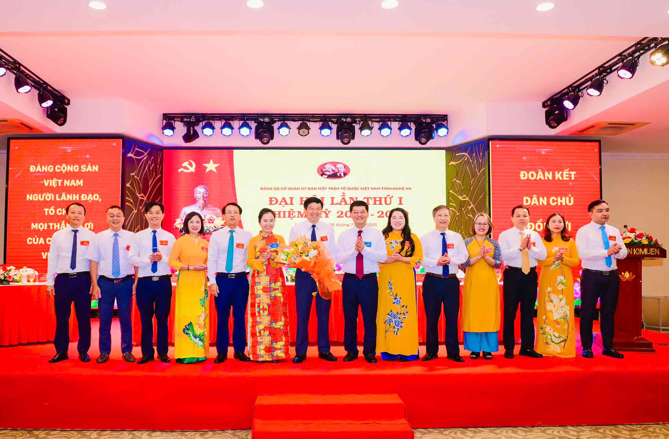Lanh dao Tinh uy rang hoa chuc mung Ban Chap hanh Dang bo khoa I, nhiem ky 2025-2030. Anh: Duy Chuong