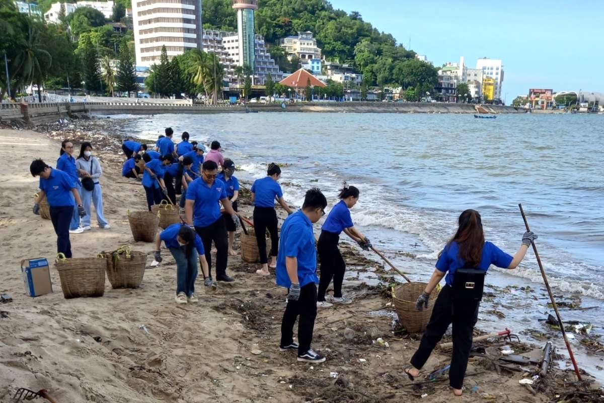 Thanh nien va nguoi dan cung tham gia don ve sinh khu vuc Bai Truoc. Anh: UBMTTQVN phuong VT