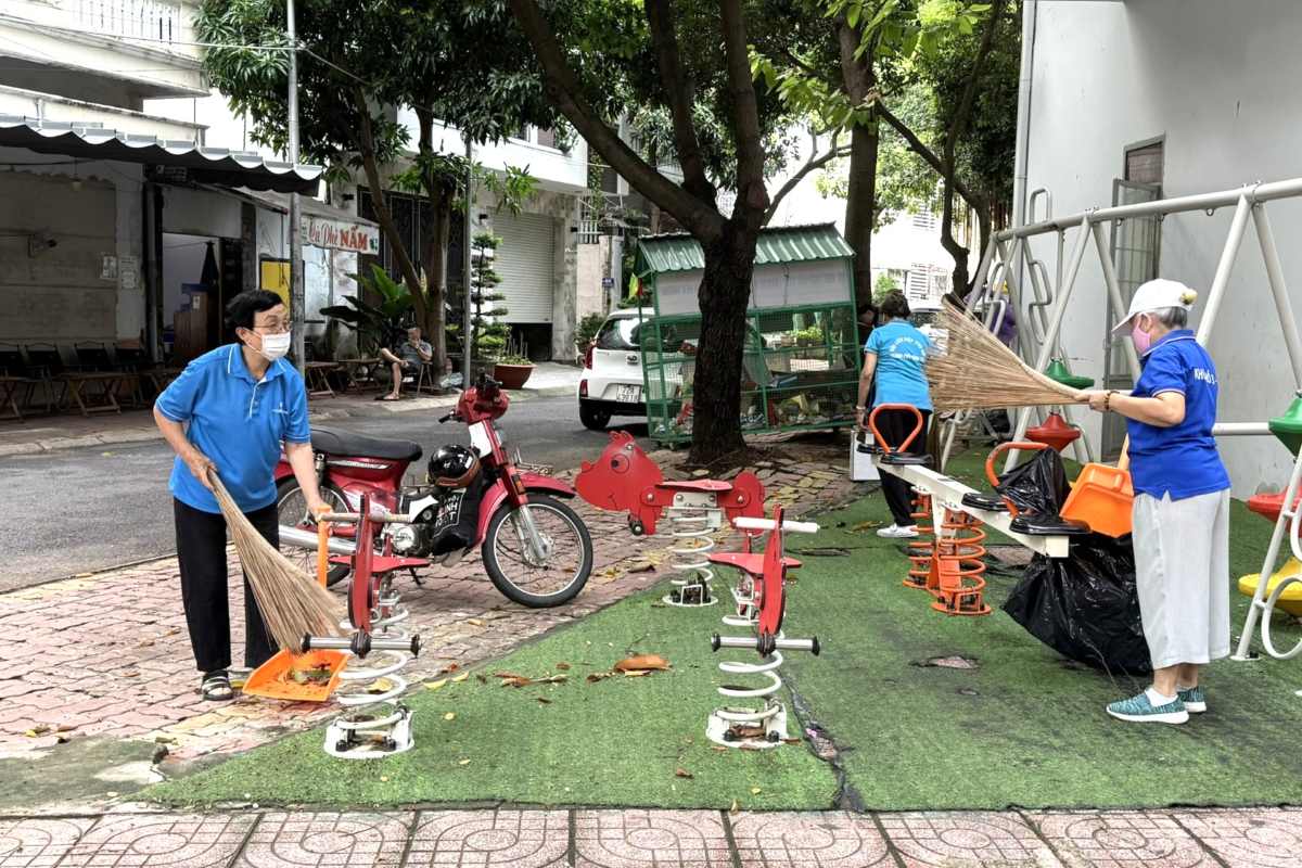 Nguoi dan don ve sinh tai khu vuc hem 40 Le Hong Phong. Anh: Thanh An