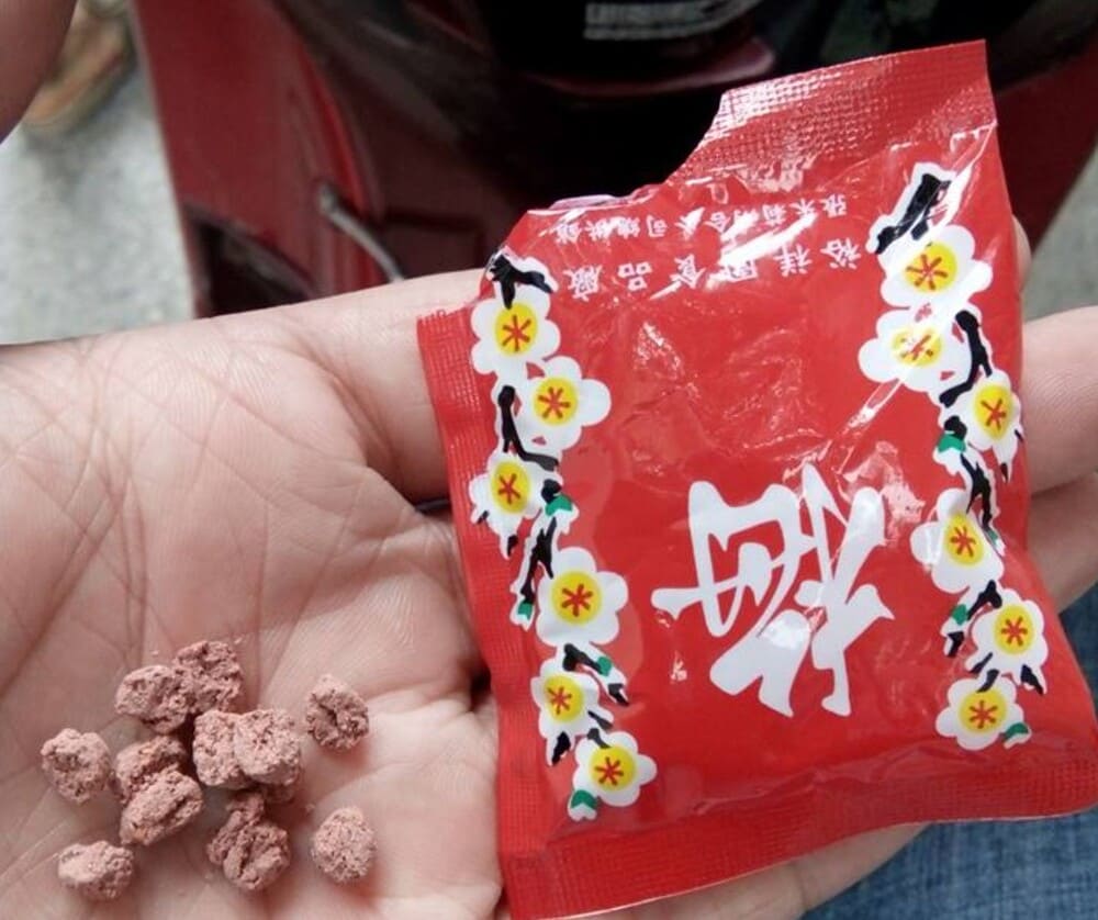 The diary of a poor mother is one of the snacks associated with the childhood of parents of the 8X - 9X generation. Photo: Huu Dung