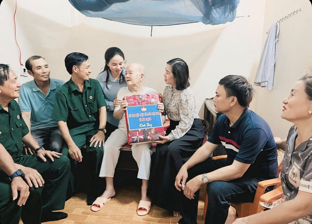 Visite y entregue regalos al veterano de Dien Bien Phu en Quang Tri. Foto: Nguyen Hoai