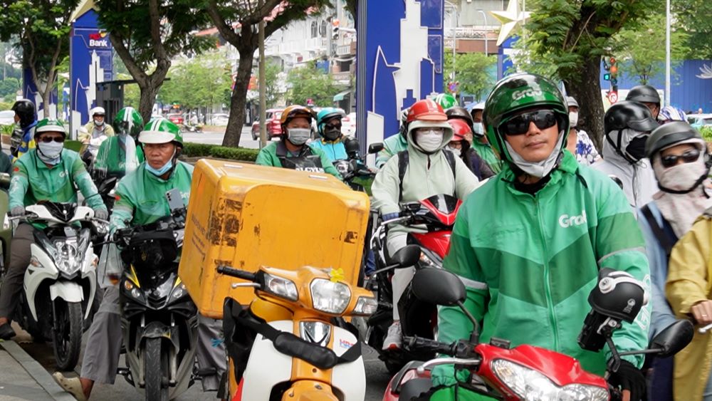 The driver of the 2-wheeled technology vehicle delivered goods in the central area of Ho Chi Minh City. Photo: Nhu Quynh