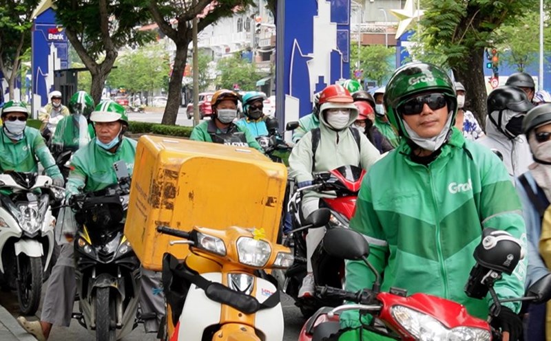 The driver of the 2-wheeled technology vehicle delivered goods in the central area of Ho Chi Minh City. Photo: Nhu Quynh