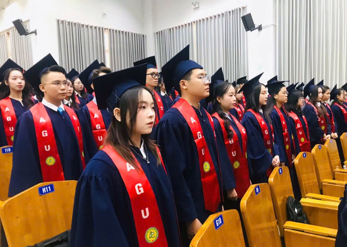 Tan khoa tham du buoi le vinh danh va trao bang tot nghiep nam 2025 cua Truong Dai hoc An Giang. Anh: AGU