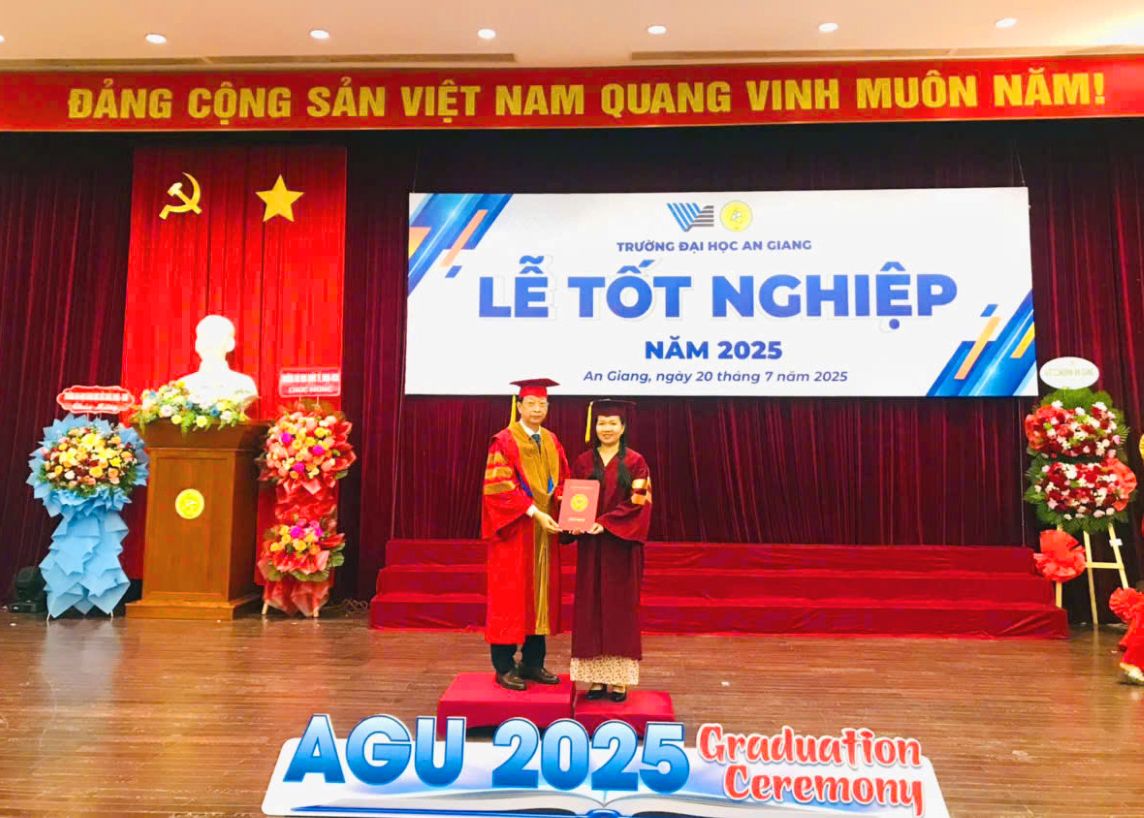 PGS.TS Vo Van Thang - Hieu truong Truong Dai hoc An Giang trao bang tot nghiep tai buoi le. Anh: AGU 