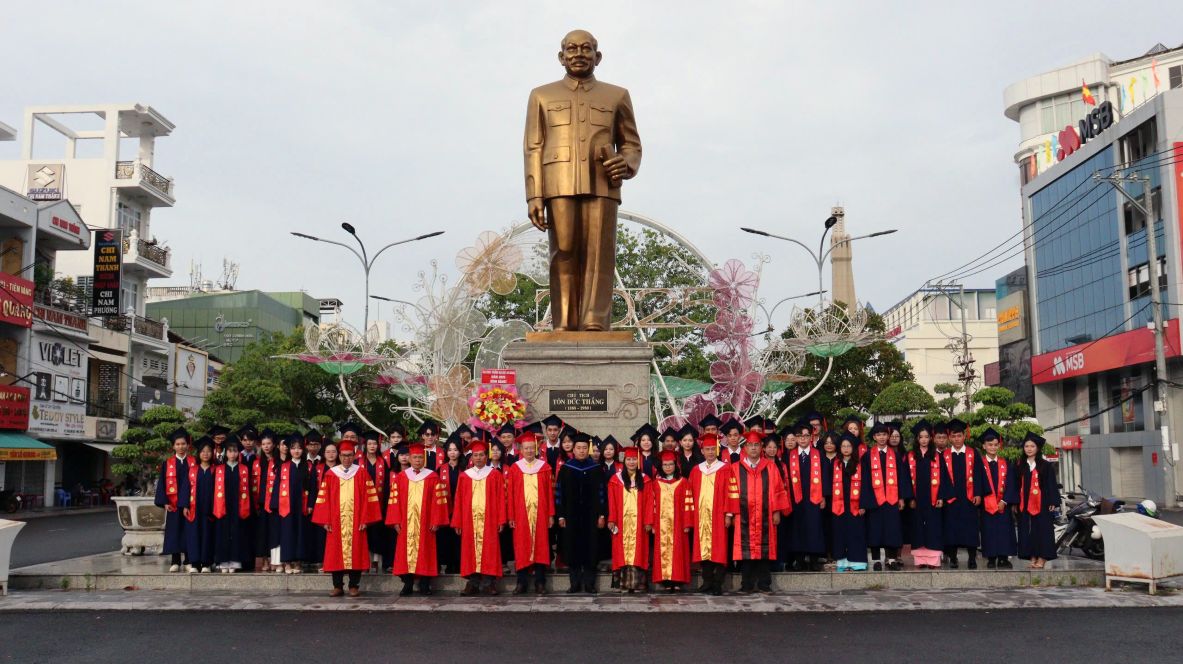 Truoc khi dien ra le trao bang tot nghiep, nha truong to chuc cho cac thu khoa vieng va bao cong tai tuong dai Chu tich Ton Duc Thang. Anh: AGU