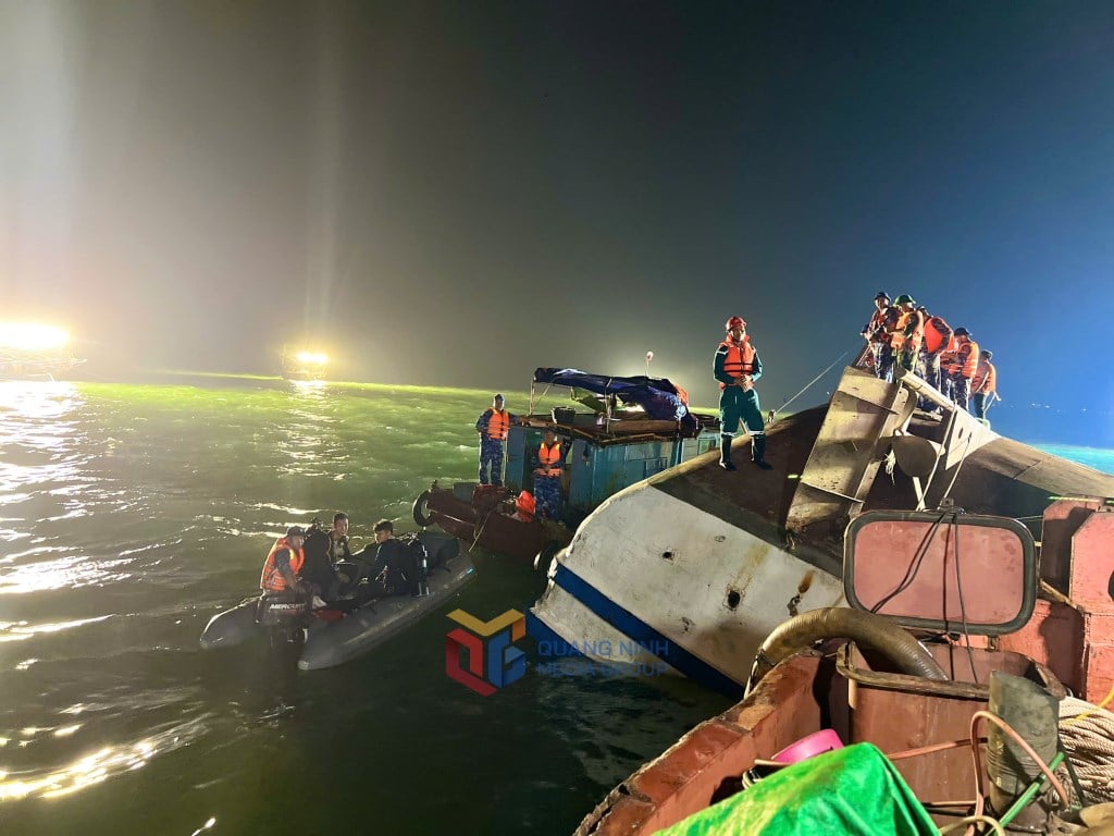 Cong tac cuu ho cuu nan vu lat tau dem 19.7 tren vinh Ha Long, tinh den sang 20.7 van con 4 nguoi mat tich. Anh: Trung tam Truyen thong tinh Quang Ninh