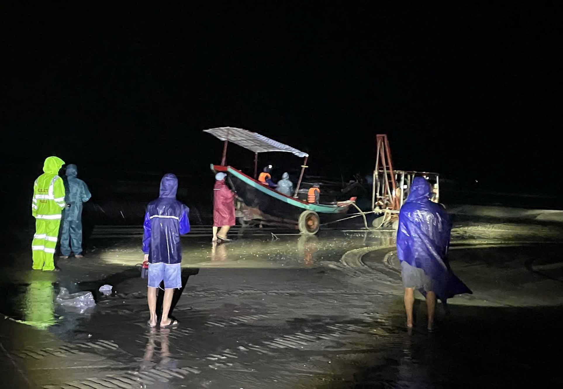 Co Dam xaで船が沈没した漁民の救助活動が展開されていますが、Loc Ha xaの2隻の漁船は以前に連絡が取れなくなり、現在は安全に岸に着陸しています。写真:Ha Tinh警察.