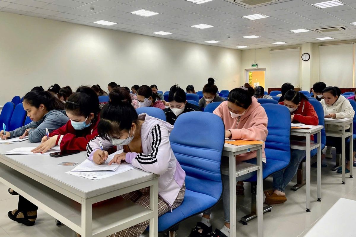 ETOP VN有限会社での採用選考に参加する労働者。写真:ETOPVN