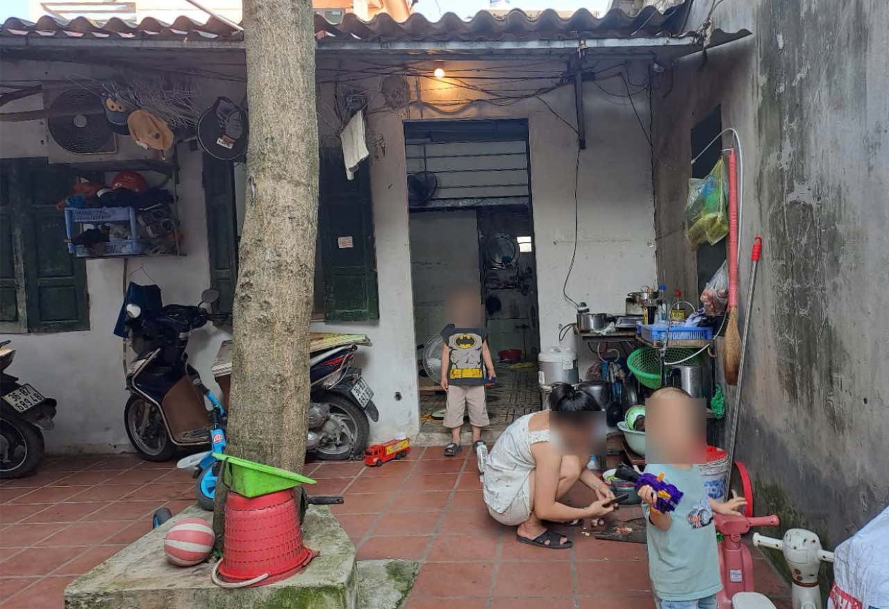 生計を立てるのに苦労している労働者、地域別最低賃金の引き上げを切望。写真:Thanh Nhan