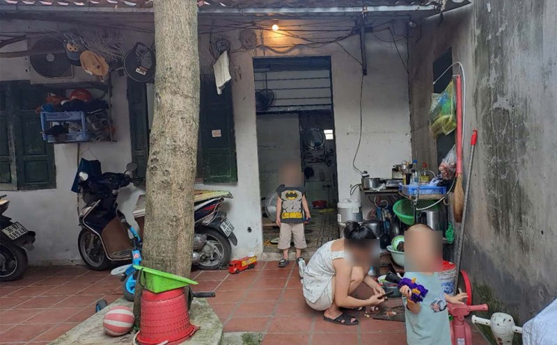 Struggling to make a living, workers hope to increase the regional minimum wage. Photo: Thanh Nhan