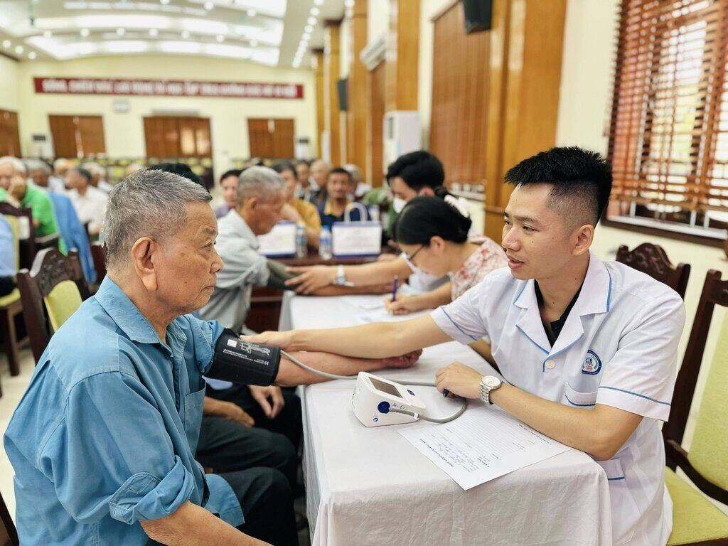 Examen medico gratuito y medicina para 100 lesiones, soldados enfermos y familias de politicas en Hai Phong. Foto: TU Minh Ward