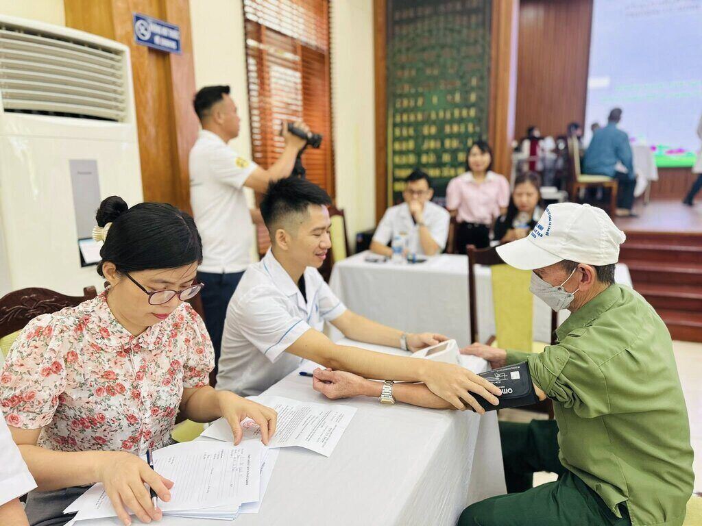 Nguoi co cong tai phuong Tu Minh duoc tham kham va tu van suc khoe trong chuong trinh sang 20.7. Anh: Phuong Tu Minh