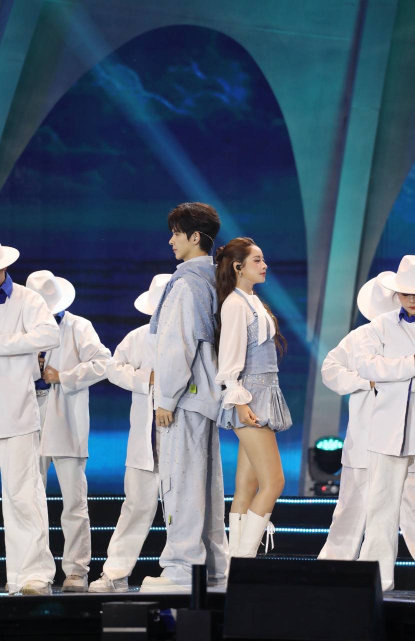 Voi su ho tro cua 120 dancer, san khau “Tuoi tre la may” tro thanh mot ban giao huong song dong cua anh sang - am nhac - vu dao.