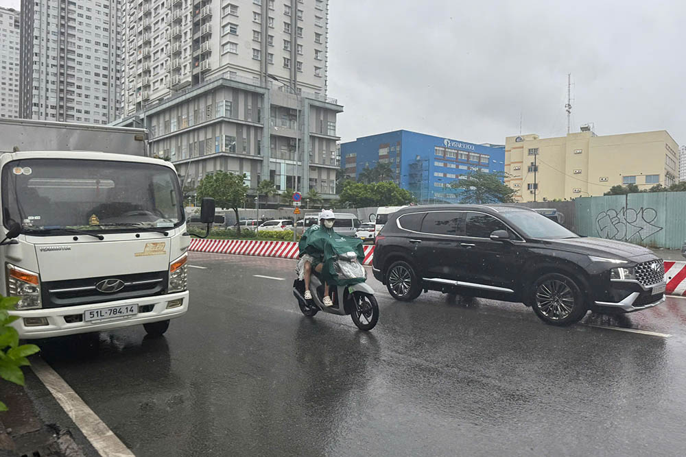 ホーチミン市では多くの場所で大雨が降っています。写真:Thanh Vu
