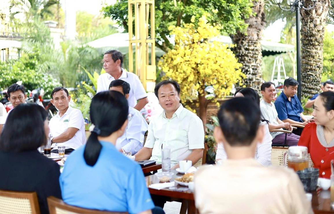 Ong Nguyen Van Dong cung ca phe sang va lang nghe y kien cua nhan dan. Anh: Cong thong tin dien tu phuong Binh Duong