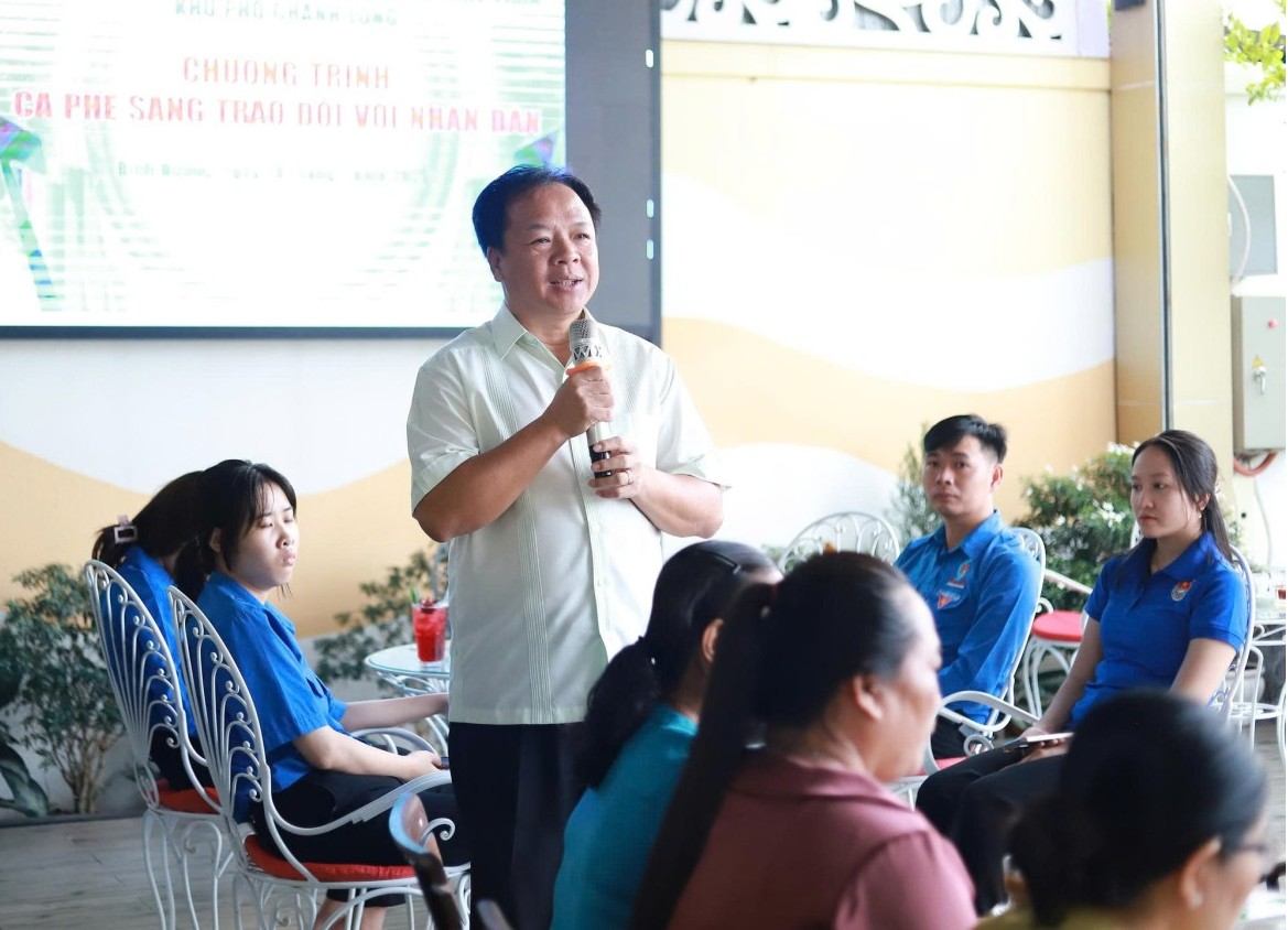 Nguyen van Dong氏 - プログラム「Morning Coffee」のBinh Duong Ward党委員会の秘書は、人々の意見を聞いた。写真：Binh Duong Wardのポータル