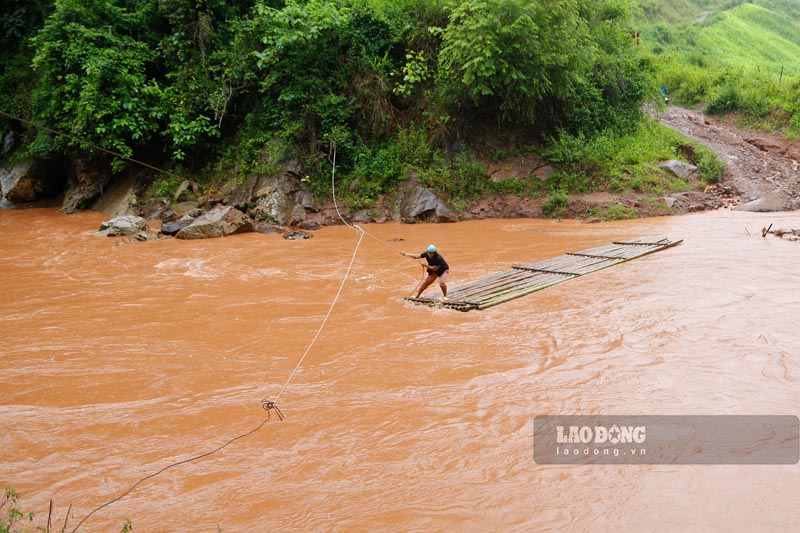 Nguoi dan ban Huoi Lich 1, xa Nam Ke, tinh Dien Bien van phai lieu minh qua suoi. Anh: Quang Dat