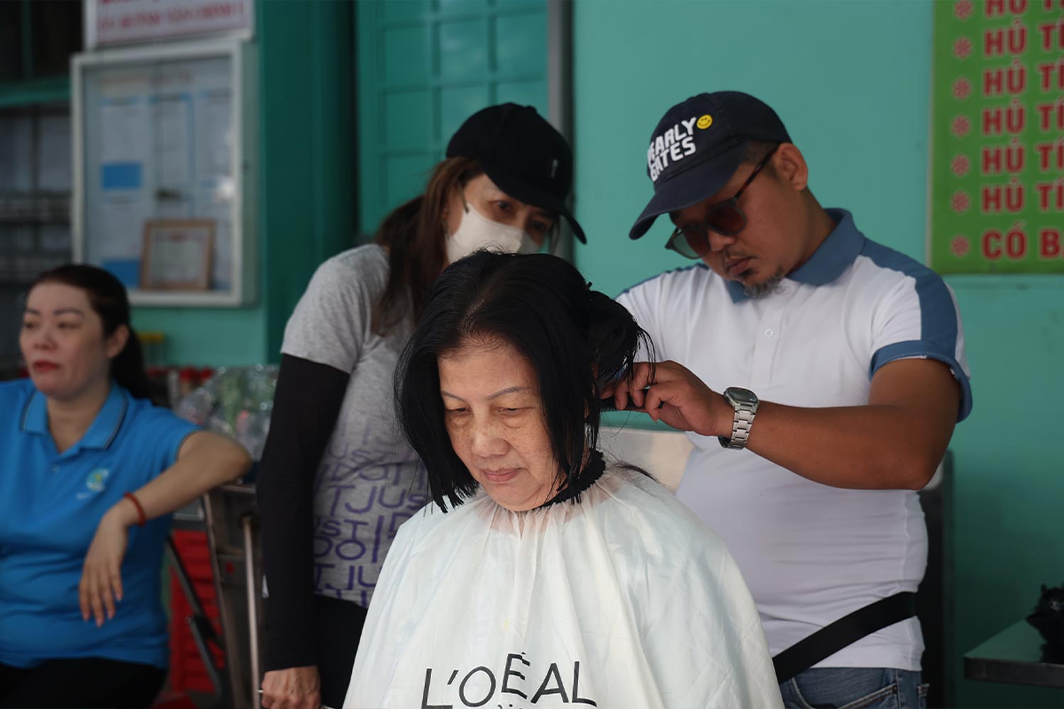 Long coat of love, hair of love comes to workers in Ho Chi Minh City