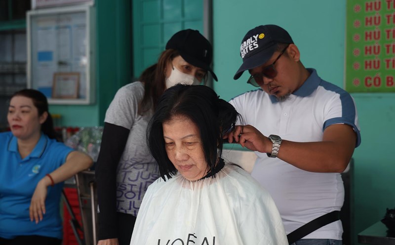 Long coat of love, hair of love comes to workers in Ho Chi Minh City