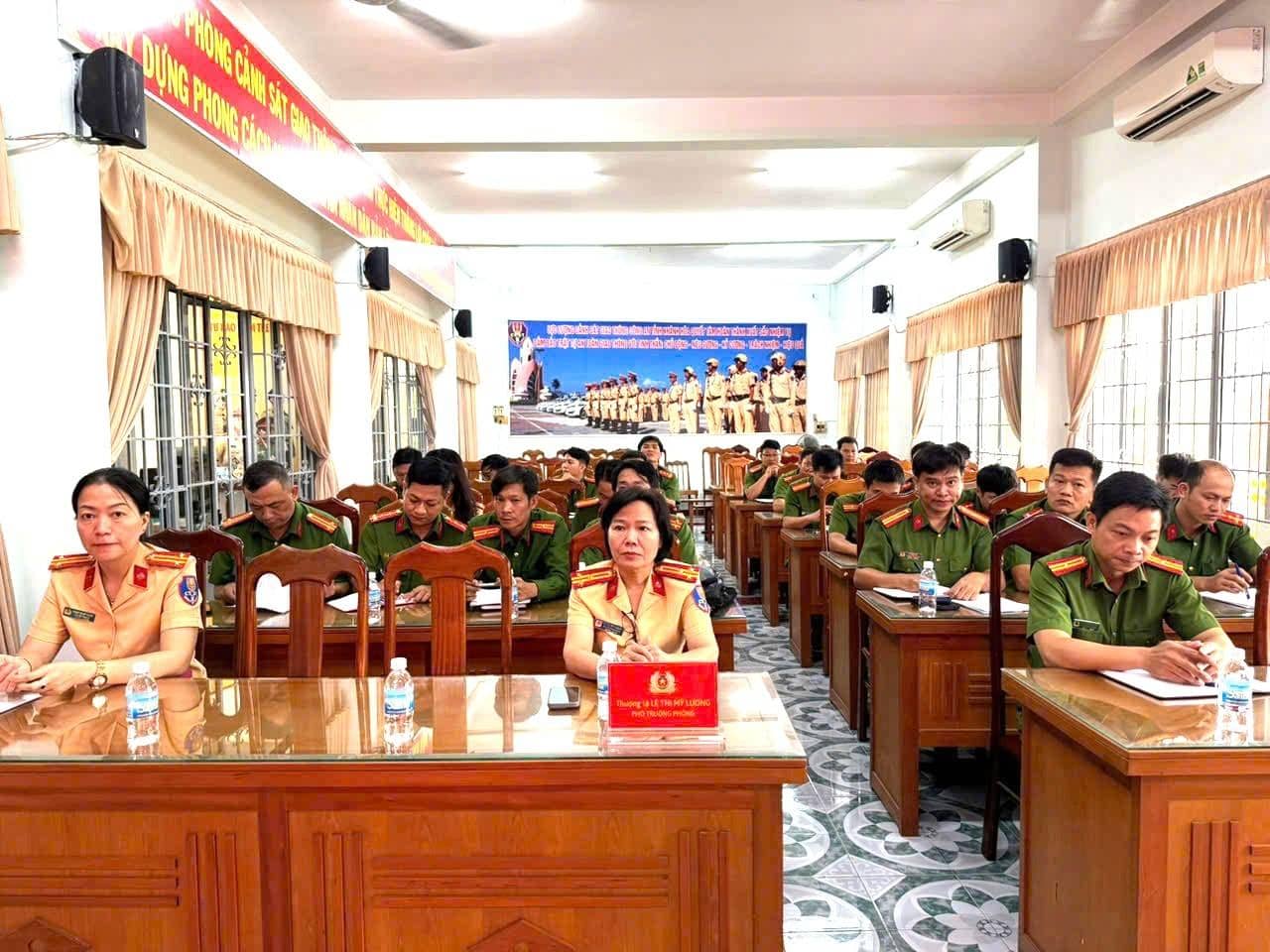 La localidad organiza una capacitacion e intercambio de licencias de conducir para la Policia de la Comuna y el barrio en Khanh Hoa. Foto: Departamento de Policia de Trafico