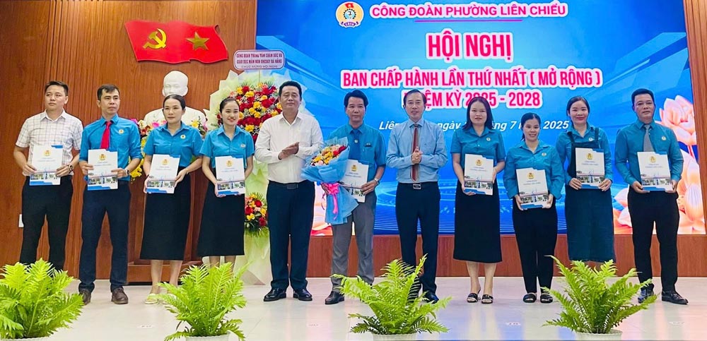 다낭은 Lien Chieu 구 노동조합 설립 결정을 발표했습니다. 사진: Tra Van