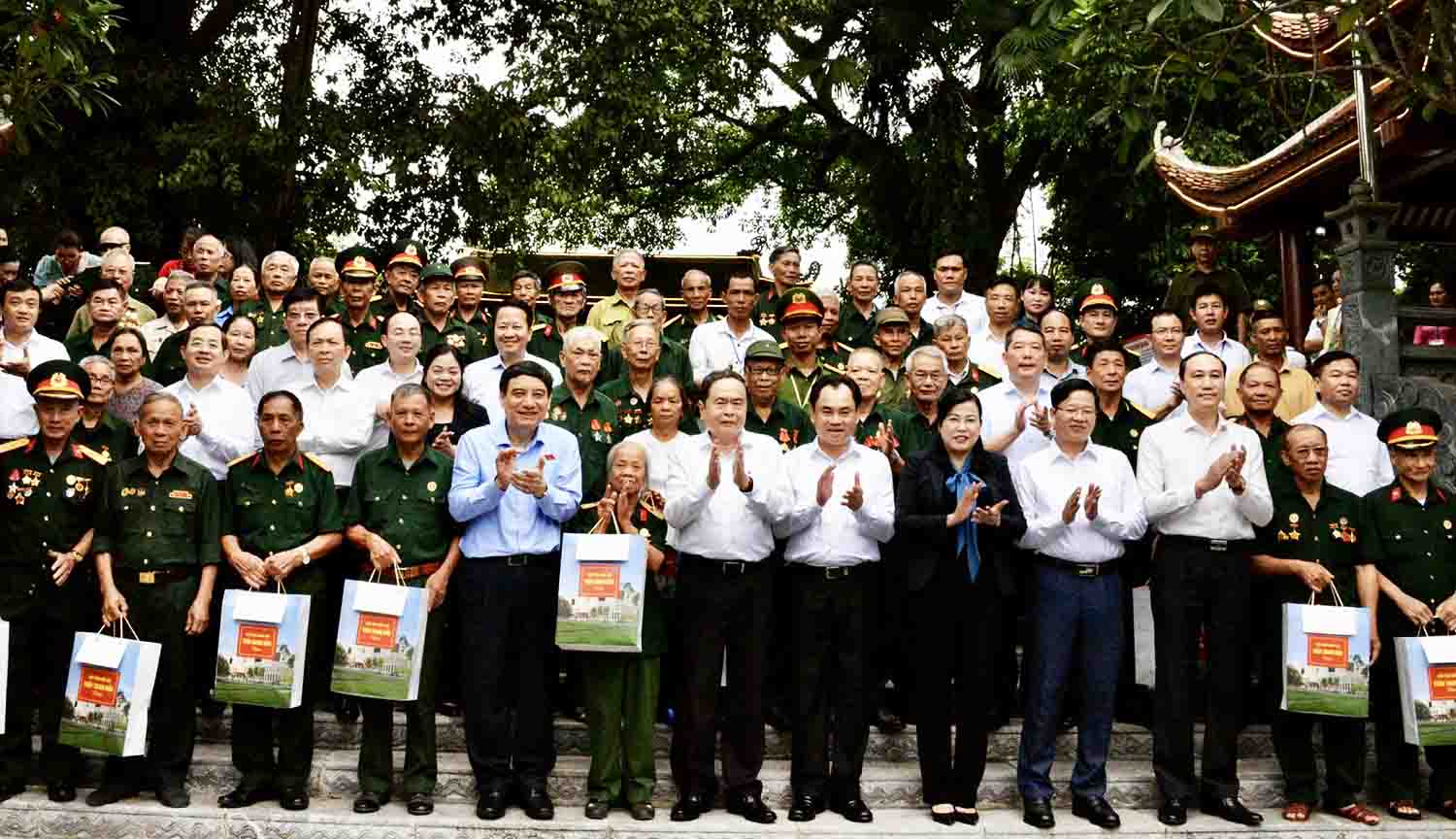 Tran Thanh Man 국회의장이 7월 27일 유적지에서 부상병 간병인 간병인 정책 대상 가족에게 선물을 증정하고 있습니다. 사진: Le Tuyet.