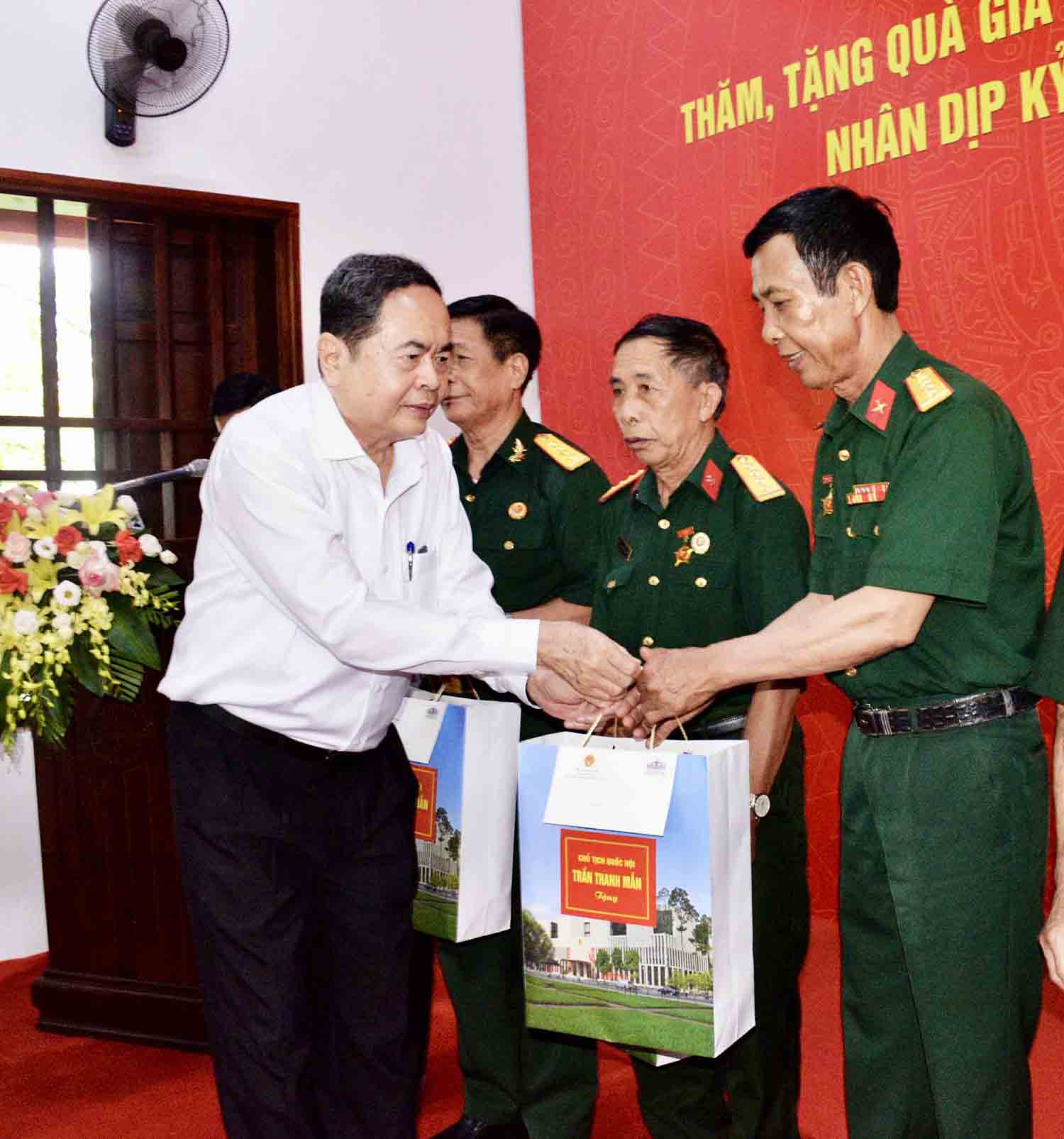 Chu tich Quoc hoi tham hoi, tang qua thuong binh, benh binh tai Khu di tich 27/7. Anh: Le Tuyet.