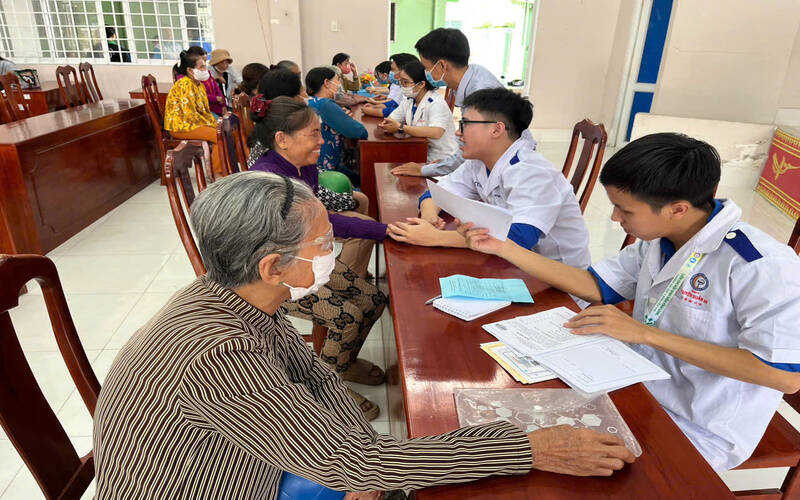 Chien si Mua he xanh kham benh, phat thuoc mien phi cho nguoi dan xa Tra On. Anh: Hoang Loc