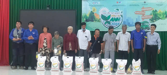 Students volunteered to give gifts to policy families at the launching ceremony. Photo: Hoang Loc