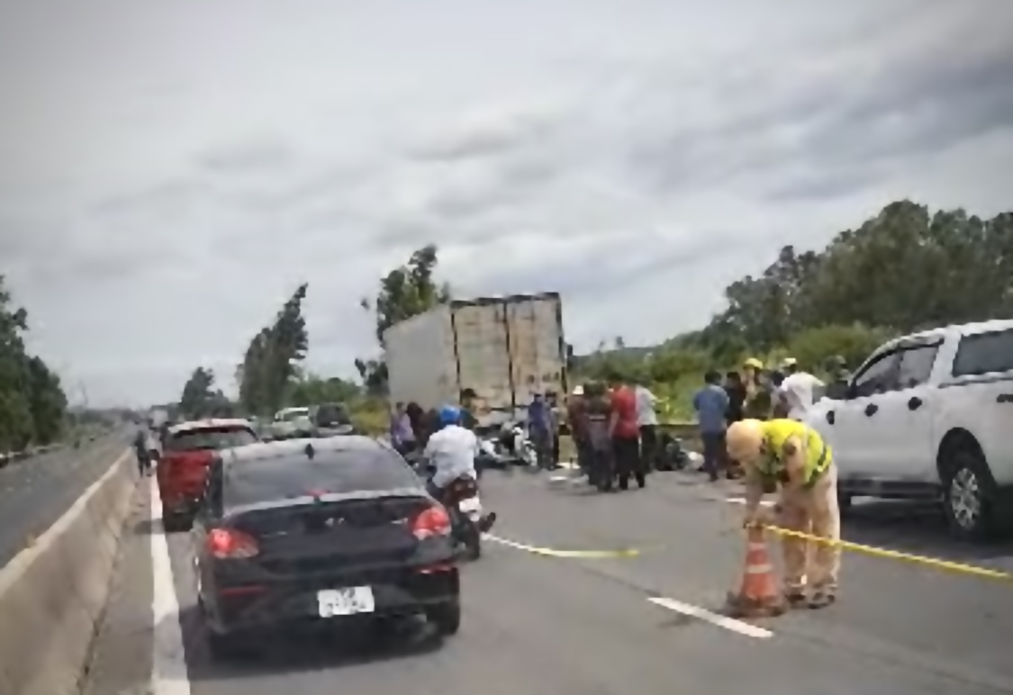 닥락성 뚜이안남 마을을 통과하는 국도에서 발생한 교통사고 현장으로 할머니와 손주 3명이 사망했습니다. 사진: 민 응우엣