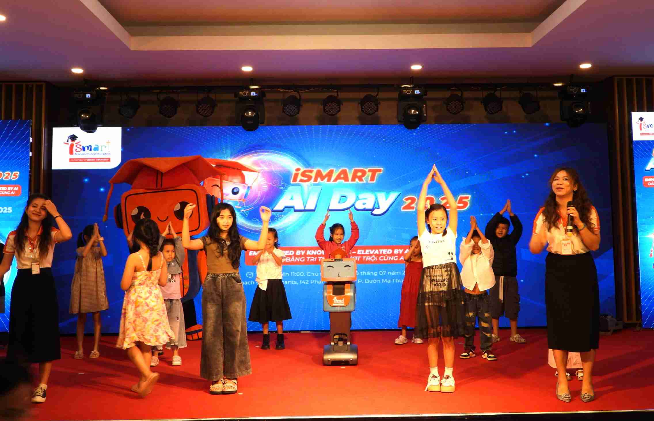 Students experience the technology education ecosystem integrated with artificial intelligence (AI). Photo: Bao Trung