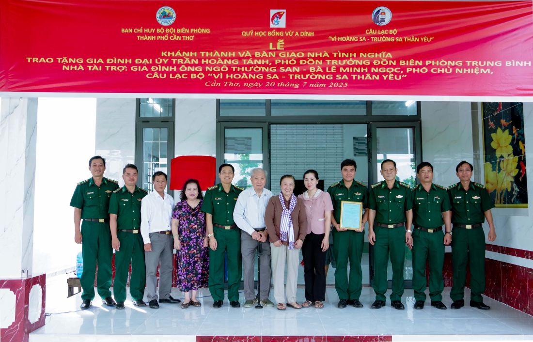 Cac dai bieu chup hinh luu niem tai buoi le ban giao nha. Anh: Van Long