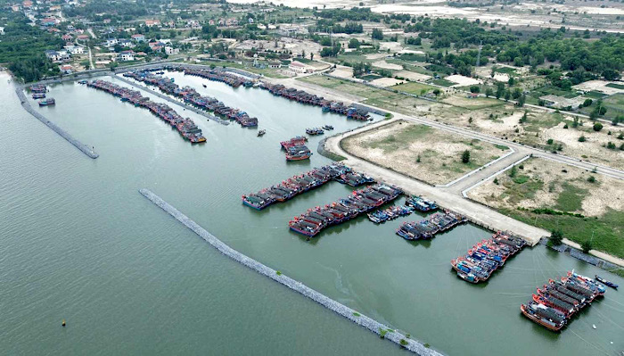 선박이 태풍을 피하기 위해 들어오는 Cua Phu 정박 구역 (Dong Hoi 구): 사진: Cong Sang