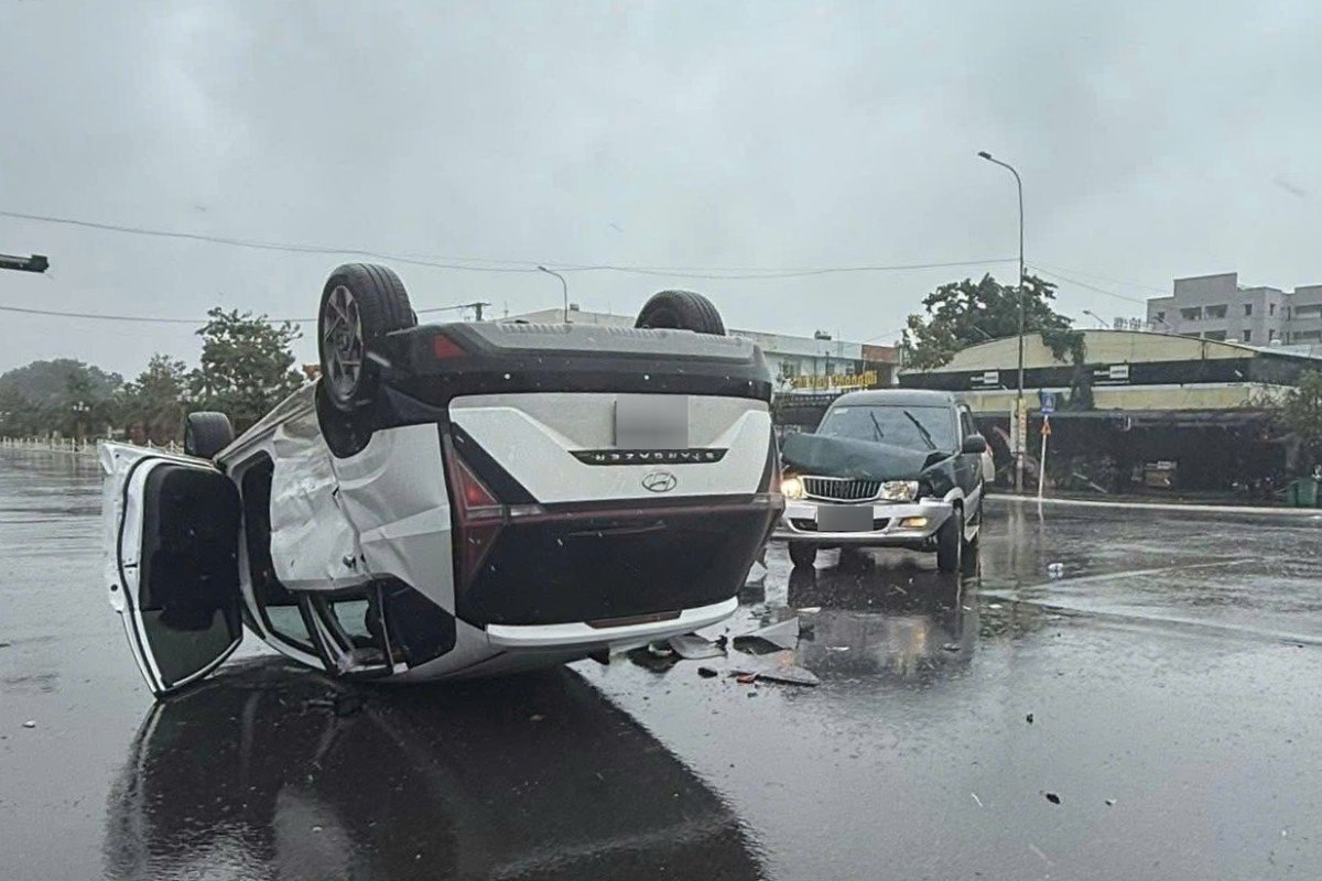 폭풍우 속에서 사고 후 뒤집힌 자동차. 사진: 공안 제공