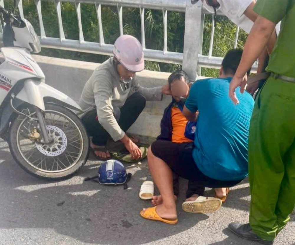 Nguoi ban ve so ngat xiu tren duong duoc phat hien kip thoi. Anh: NDCC