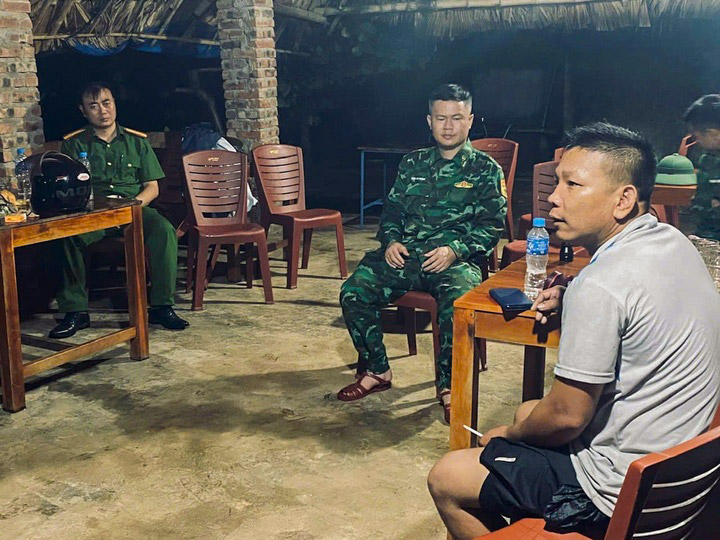 To cong tac Don Bien phong Cua khau Cang Cua Lo - Ben Thuy tham hoi ngu dan gap nan. Anh: Tran Le Thach