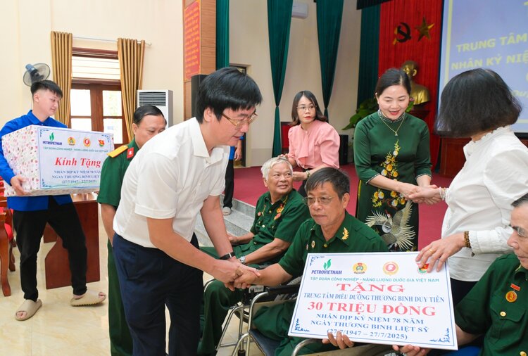 Petrovietnam 노동조합 상임 부위원장 Nguyen Manh Kha가 부상병 및 질병 군인을 방문하고 있습니다. 사진: Minh Duc
