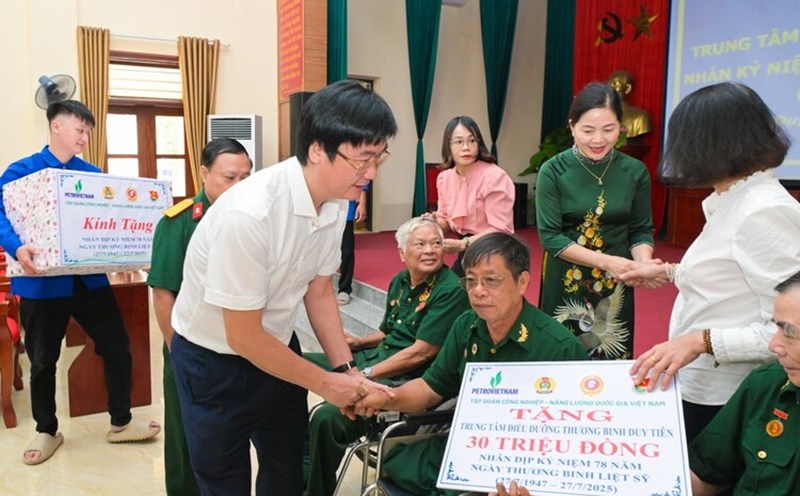 Permanent Vice President of Petrovietnam Trade Union Nguyen Manh Kha visited the war invalids. Photo: Minh Duc