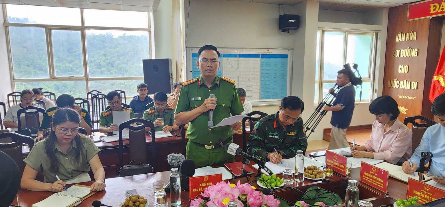 Thuong ta Cu Quoc Thang - Pho giam doc cong an tinh Quang Ninh bao cao ket qua tim kiem.