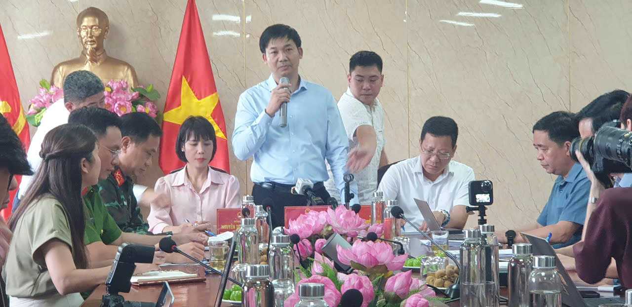 Pho chu tich UBND tinh Quang Ninh Nguyen Van Cong tai buoi hop bao.